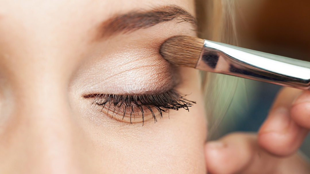 Comment préparer la zone des yeux pour le maquillage