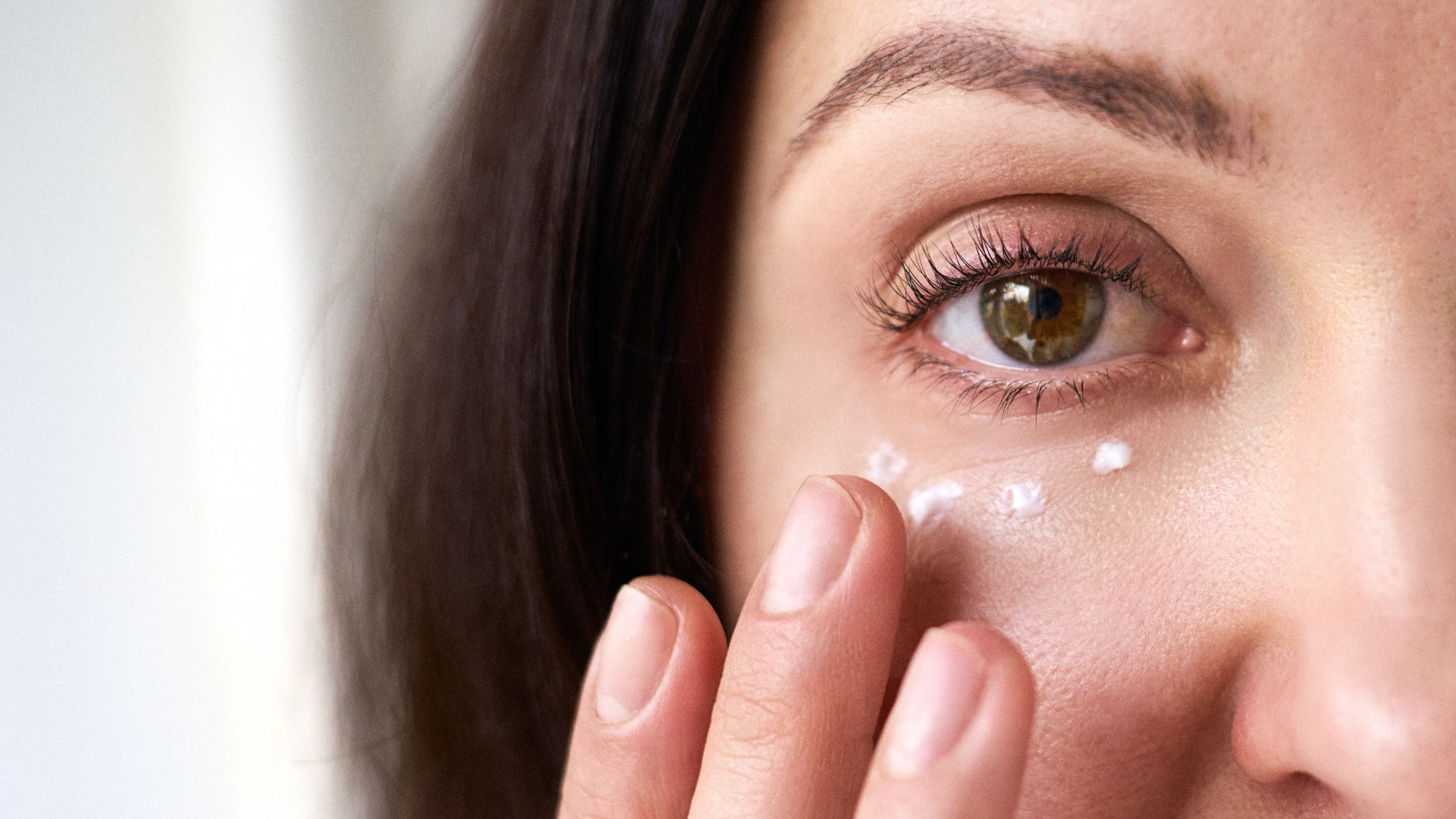 Як доглядати за шкірою навколо очей