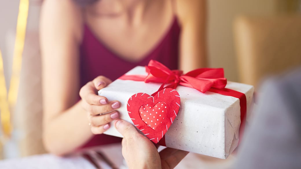 Saint-Valentin : les PLUS BEAUX cadeaux pour les amoureux