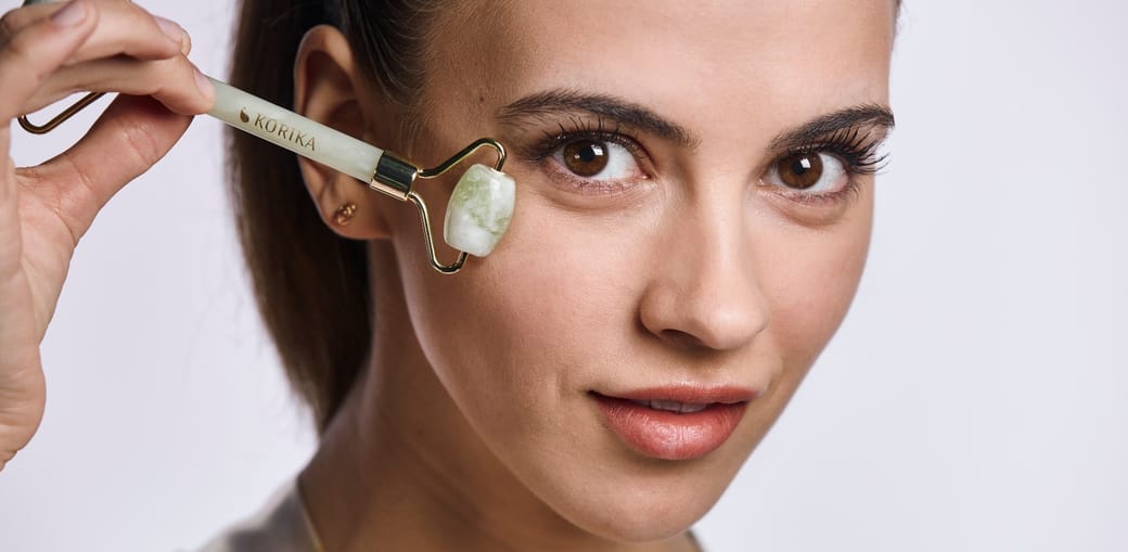 Cómo se hace el masaje facial con rodillo de jade y sus beneficios para la  piel