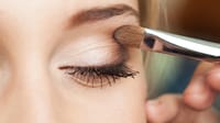 maquillage des yeux parfait, qui tient