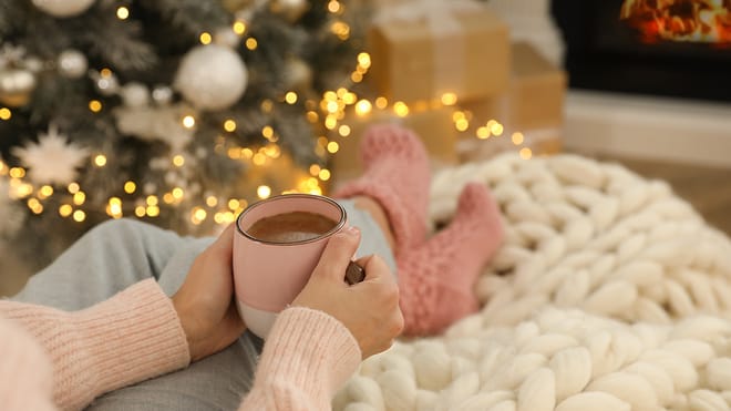 Χριστούγεννα χωρίς άγχος; Κλείστε το φούρνο και το ίντερνετ, βάλτε τα κάλαντα και βάψτε τα νύχια σας!