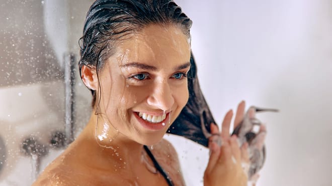 Haare waschen, aber richtig: die 6 häufigsten Fehler
