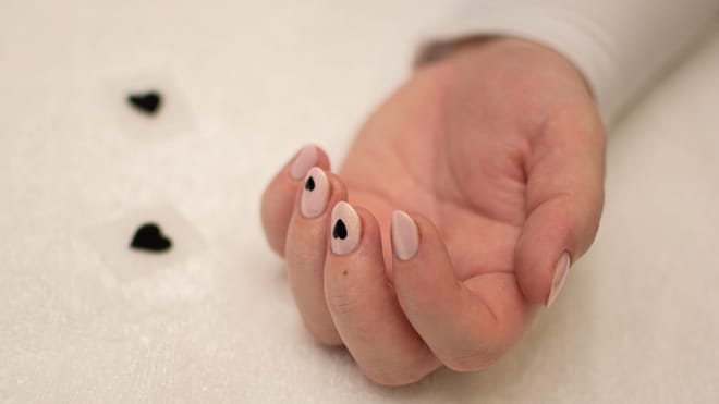 Valentýnská manikúra: Něžná černá srdíčka